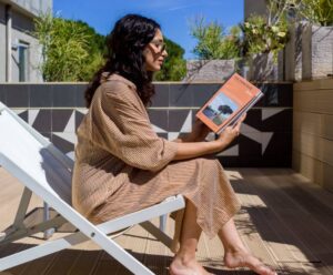 ragazza che legge sul terrazzino in camera una hotels one siracusa