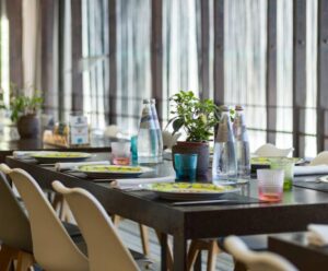tavoli luminosi nell'area food di una hotels one siracusa