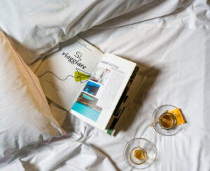 rivista e caffè sul letto tra le lenzuola una hotels one catania siracusa 