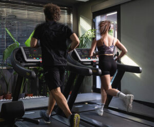 ragazzi che corrono sul tapis roulant palestra in viaggio technogym una hotels one