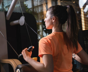 ragazza che si allena in palestra una hotels one