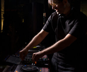 dj che cambia la musica una hotels one