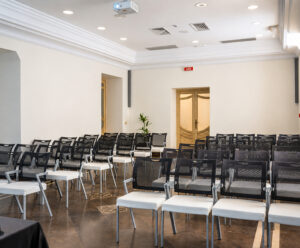 sale meeting community one world A teatro con palco e platea di sedie una hotels one catania siracusa