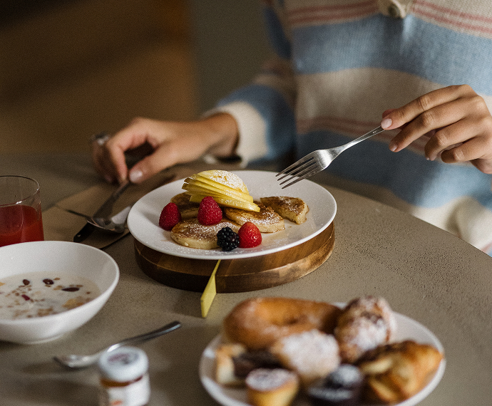 colazione al tavolo con pancake, yogurt